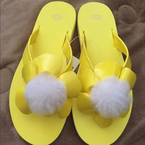 UGG K poppy Pom Pom flip flop yellow brand new